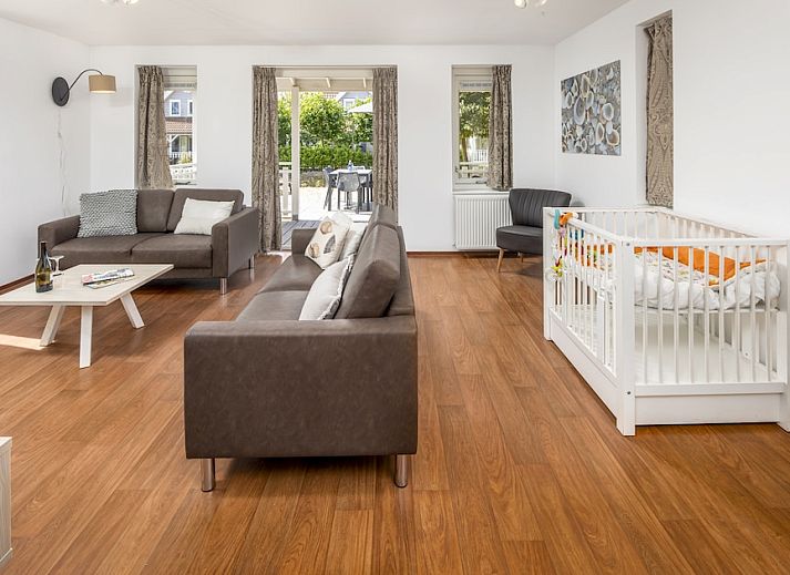 Kindervilla Comfort 6 in Bruinisse, Schouwen-Duiveland, ein charmantes Ferienhaus mit Veranda und schoener laendlicher Umgebung in Zeeland.