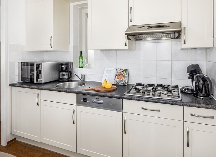 Kindervilla Comfort 6 in Bruinisse, Schouwen-Duiveland, ein charmantes Ferienhaus mit Veranda und schoener laendlicher Umgebung in Zeeland.