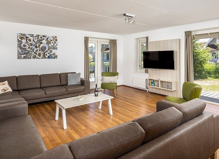 Buitenhuis Comfort 12 in Bruinisse, Zeeland, een charmant vakantiehuis met ruime veranda en zonnig terras omringd door natuur.