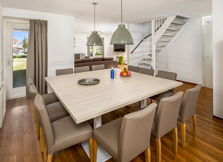 Buitenhuis Comfort 12 in Bruinisse, Zeeland, een charmant vakantiehuis met ruime veranda en zonnig terras omringd door natuur.