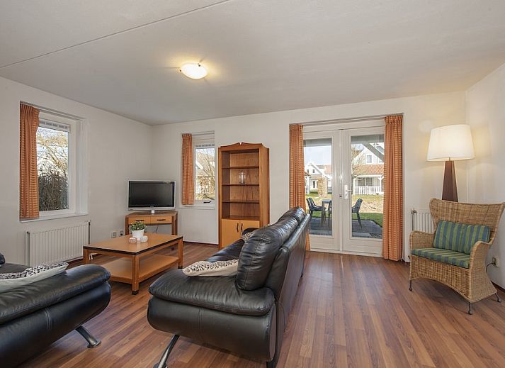 Charming Buitenhuis with sauna 6 in Bruinisse, Zeeland, with spacious veranda and green garden, ideal for a relaxing vacation.