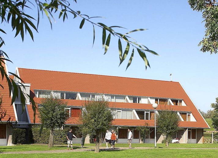 Moderne Kueche im Apartment Comfort 2B, Bruinisse, Zeeland, ausgestattet mit Luxusgeraeten und stilvollen Moebeln fuer einen komfortablen Aufenthalt.