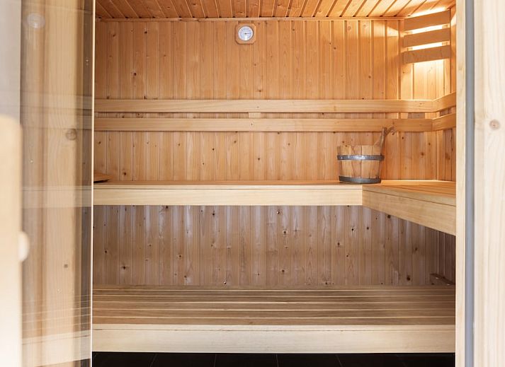 Stijlvolle woonkamer van Appartement Luxe 4B in Bruinisse, Schouwen-Duiveland, Zeeland, met moderne inrichting en lichte kleuren.