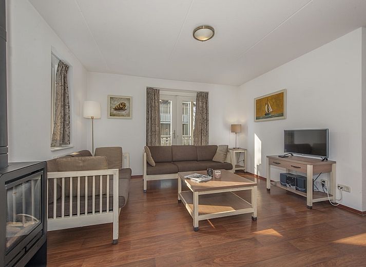 Villa Staetelaan 6, ein charmantes Ferienhaus in Bruinisse, Schouwen-Duiveland, Zeeland, mit einer einladenden Terrasse und gruener Umgebung.