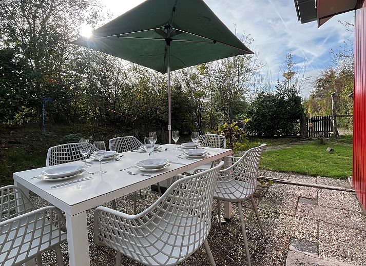 Geniet van de serene tuin en het terras van Vakantiewoning Het Ongerepte 21 'Kaatje Mossel' in Renesse, Schouwen-Duiveland, Zeeland.