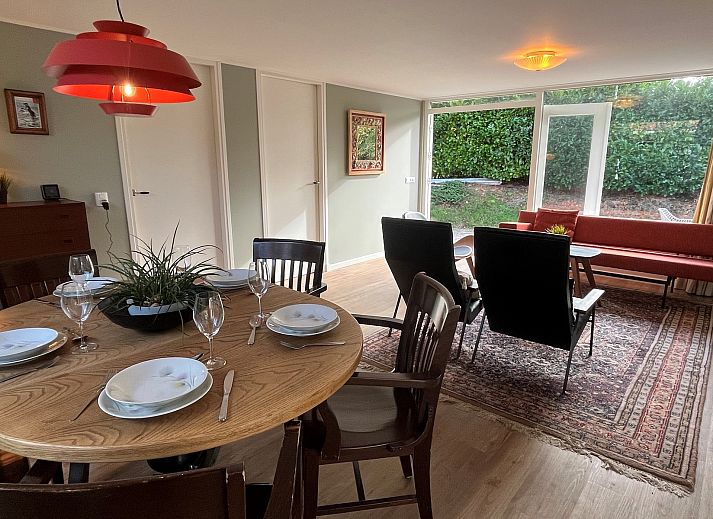 Geniet van de serene tuin en het terras van Vakantiewoning Het Ongerepte 21 'Kaatje Mossel' in Renesse, Schouwen-Duiveland, Zeeland.