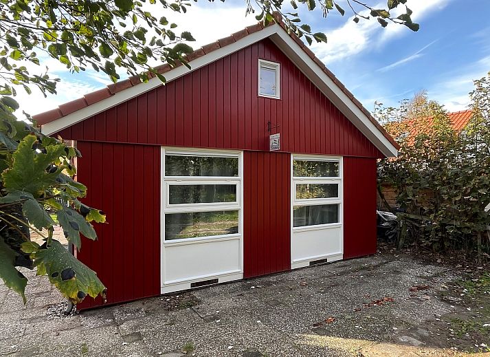 Geniet van de serene tuin en het terras van Vakantiewoning Het Ongerepte 21 'Kaatje Mossel' in Renesse, Schouwen-Duiveland, Zeeland.