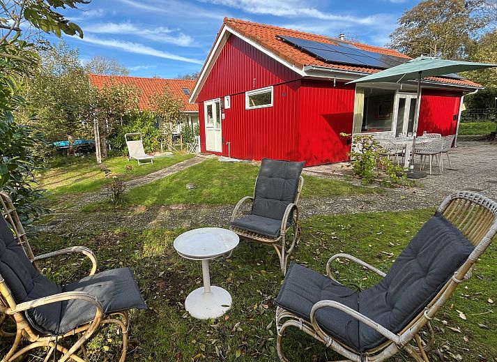 Geniet van de serene tuin en het terras van Vakantiewoning Het Ongerepte 21 'Kaatje Mossel' in Renesse, Schouwen-Duiveland, Zeeland.