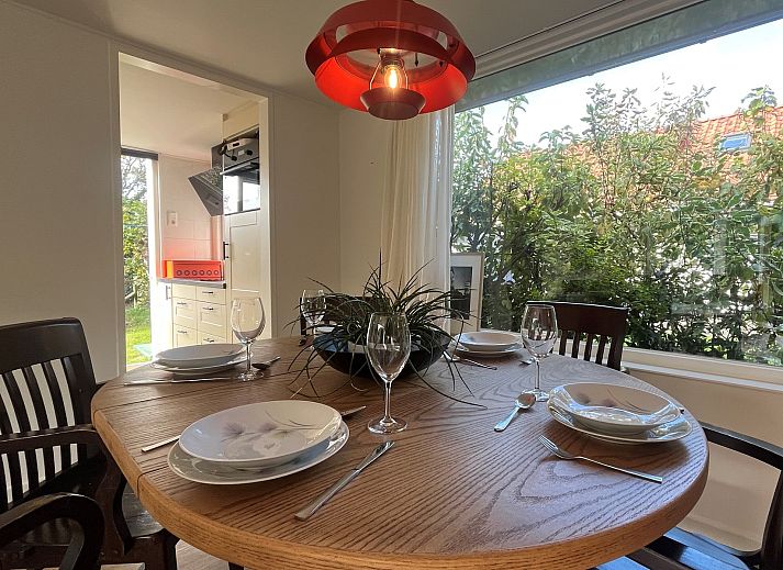 Vakantiewoning Het Ongerepte 21 'Kaatje Mossel' in Renesse, Zeeland, met charmante rode gevel en rustige omgeving.