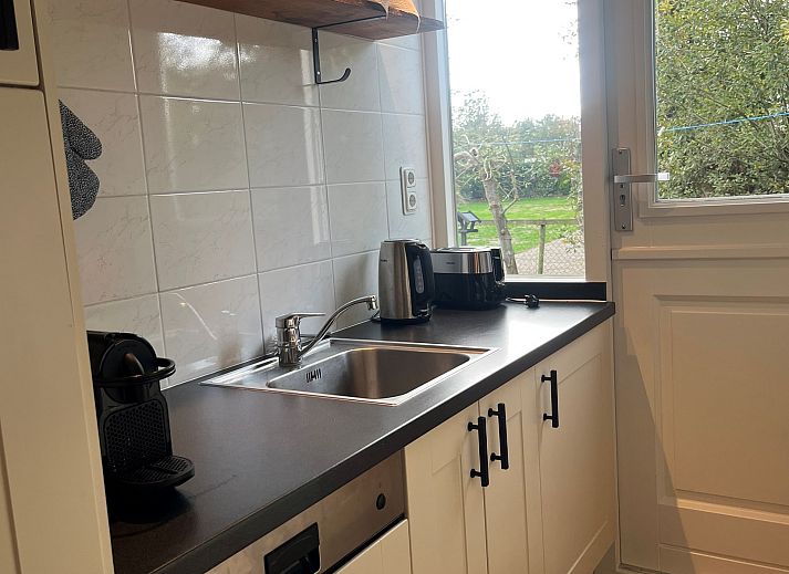 Vakantiewoning Het Ongerepte 21 'Kaatje Mossel' in Renesse, Zeeland, met charmante rode gevel en rustige omgeving.