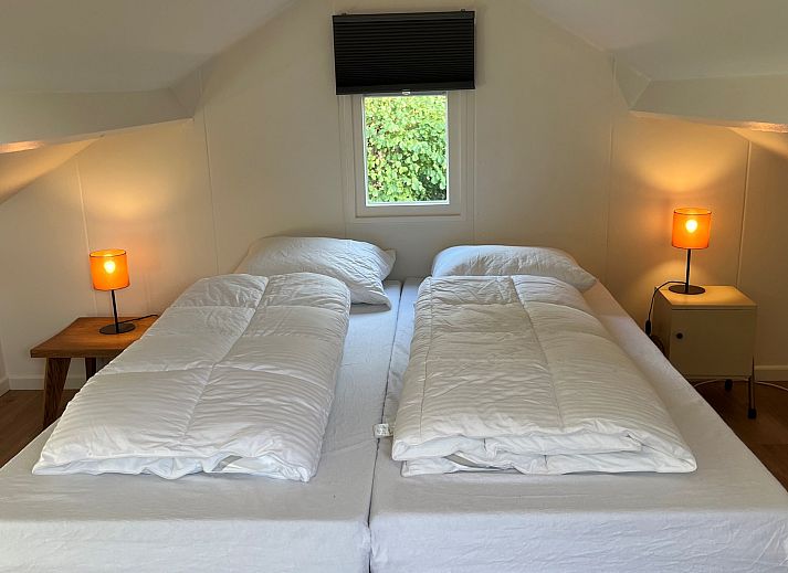 Vakantiewoning Het Ongerepte 21 'Kaatje Mossel' in Renesse, Zeeland, met zonnig terras en groene tuin voor een ontspannen verblijf.