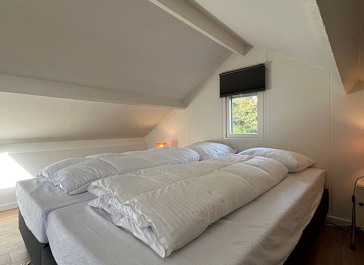 Vakantiewoning Het Ongerepte 21 'Kaatje Mossel' in Renesse, Zeeland, met zonnig terras en groene tuin voor een ontspannen verblijf.