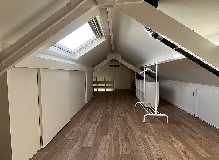 Vakantiewoning Het Ongerepte 21 'Kaatje Mossel' in Renesse, Zeeland, met zonnig terras en groene tuin voor een ontspannen verblijf.