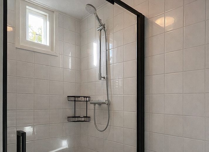 Vakantiewoning Het Ongerepte 21 'Kaatje Mossel' in Renesse, Zeeland, met zonnig terras en groene tuin voor een ontspannen verblijf.