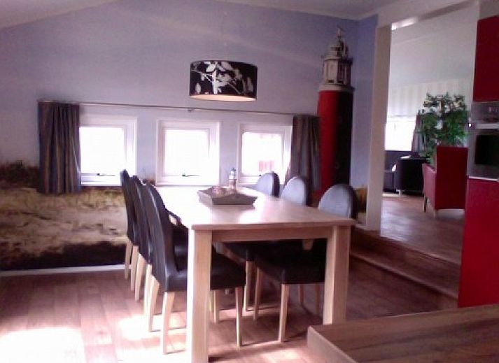 Geniet van de zon op het terras van vakantiehuis Strandgaper in Renesse, Schouwen-Duiveland, ideaal voor een ontspannen verblijf in Zeeland.