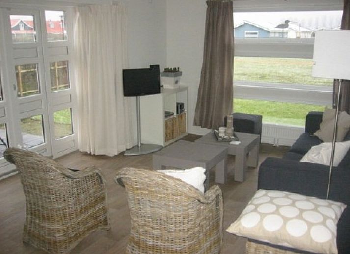 Geniet van de zon op het terras van vakantiehuis Strandgaper in Renesse, Schouwen-Duiveland, ideaal voor een ontspannen verblijf in Zeeland.