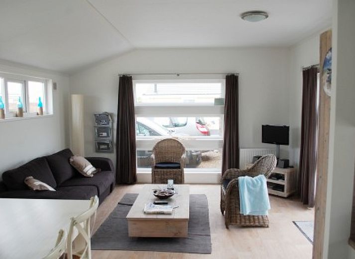 Boormossel chalet in Renesse, Zeeland met zonnig terras en moderne buitenkant, ideaal vakantiehuis op Schouwen-Duiveland.