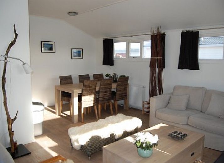 Boormossel chalet in Renesse, Zeeland met zonnig terras en moderne buitenkant, ideaal vakantiehuis op Schouwen-Duiveland.