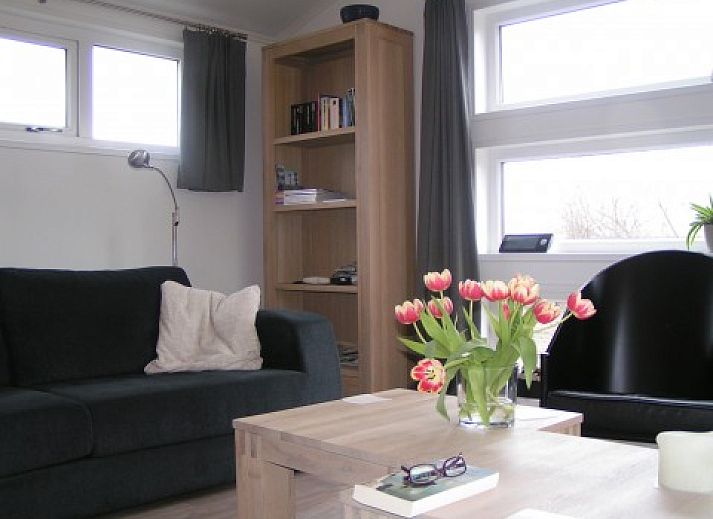 Boormossel chalet in Renesse, Zeeland met zonnig terras en moderne buitenkant, ideaal vakantiehuis op Schouwen-Duiveland.