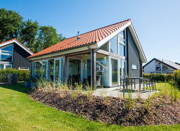 Ferienhaus Zonnedorp 12 Jolie in Renesse, Zeeland mit sonniger Terrasse und gruenem Garten.