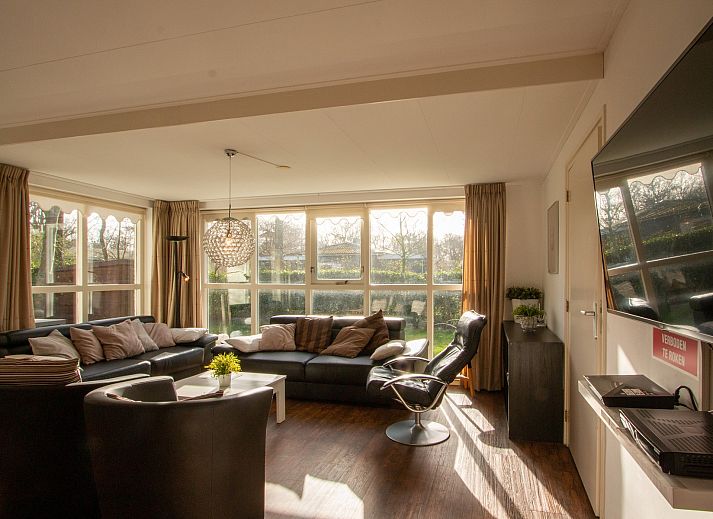 Sonnige Terrasse im Ferienhaus Duinweg 12 in Renesse, ideal fuer Entspannung in Schouwen-Duiveland, Zeeland.