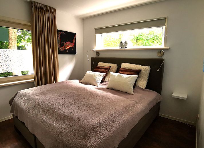 Gruener Garten am Ferienhaus Duinweg 12 in Renesse, ideal fuer Outdoor-Aktivitaeten in Zeeland.