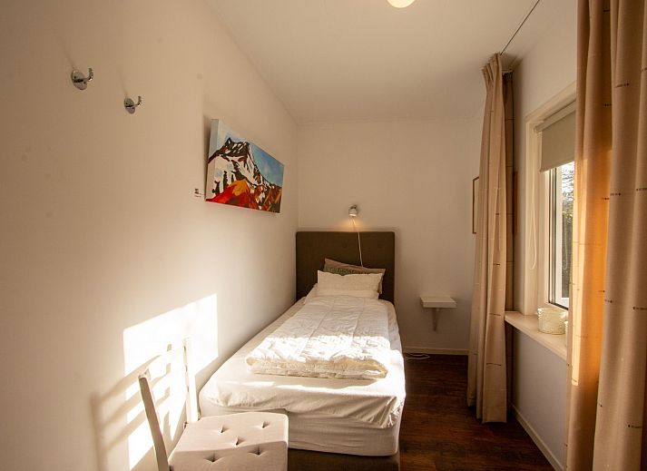 Gruener Garten am Ferienhaus Duinweg 12 in Renesse, ideal fuer Outdoor-Aktivitaeten in Zeeland.