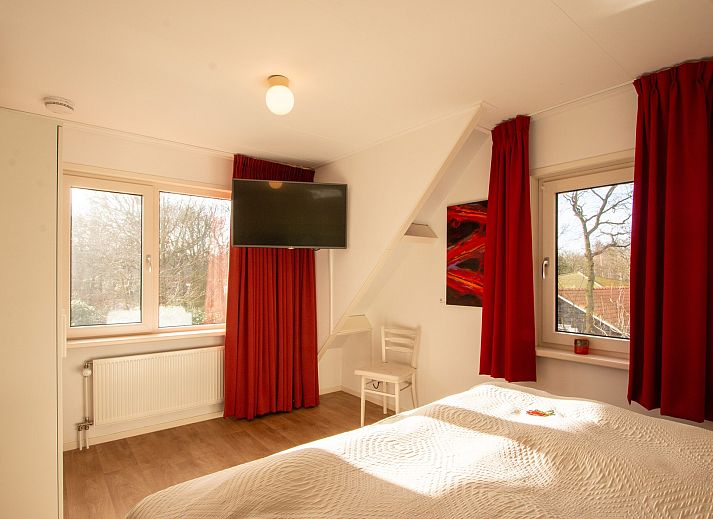 Seitenansicht des Ferienhauses Duinweg 12 in Renesse, umgeben von Natur in Zeeland.