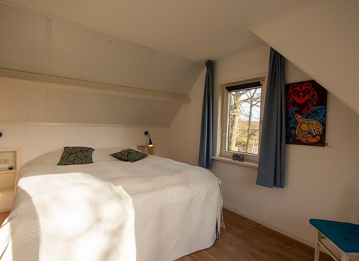 Seitenansicht des Ferienhauses Duinweg 12 in Renesse, umgeben von Natur in Zeeland.