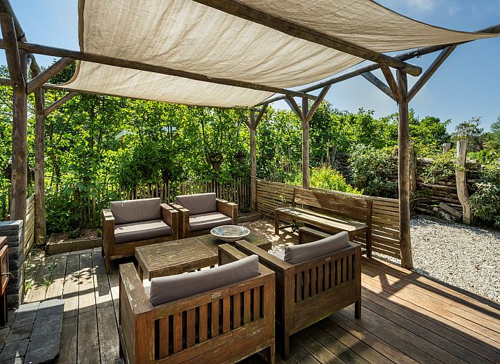 Ferienhaus De Zuidhoek 6 in Renesse, ein charmantes Ferienhaus mit einem sonnigen Garten und Liegestuehlen.