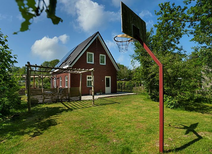 Ferienhaus De Zuidhoek 6 in Renesse, ein charmantes Ferienhaus mit einem sonnigen Garten und Liegestuehlen.