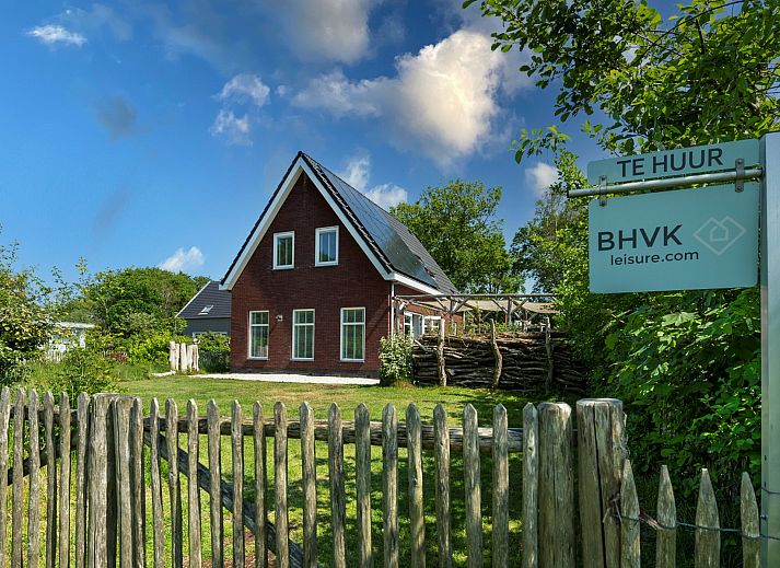 Ferienhaus De Zuidhoek 6 in Renesse, ein charmantes Ferienhaus mit einem sonnigen Garten und Liegestuehlen.