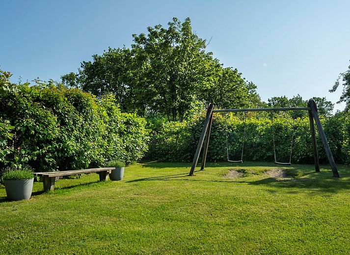 Gemuetliche Terrasse am Ferienhaus De Zuidhoek 6 in Renesse, ideal zum Entspannen im Freien.