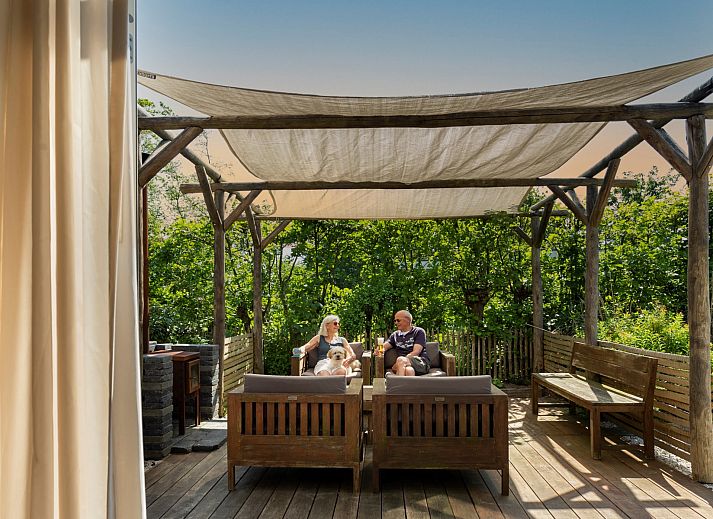 Gemuetliche Terrasse am Ferienhaus De Zuidhoek 6 in Renesse, ideal zum Entspannen im Freien.
