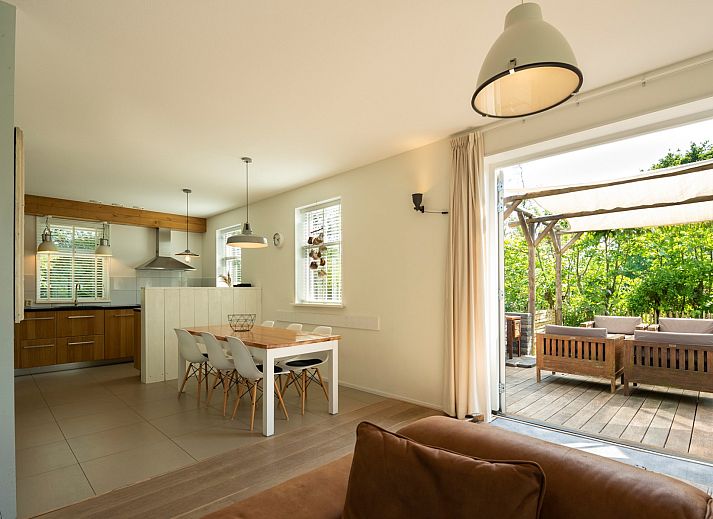 Gemuetliche Terrasse am Ferienhaus De Zuidhoek 6 in Renesse, ideal zum Entspannen im Freien.