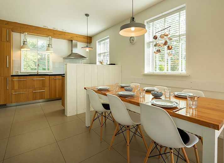 Schattiger Sitzbereich auf der Terrasse des Ferienhauses De Zuidhoek 6 in Schouwen-Duiveland.