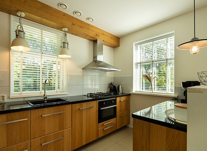 Schattiger Sitzbereich auf der Terrasse des Ferienhauses De Zuidhoek 6 in Schouwen-Duiveland.