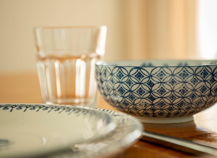 Grosszuegige Rasenflaeche mit Basketballkorb im Ferienhaus De Zuidhoek 6 in Renesse, ideal fuer sportliche Aktivitaeten.