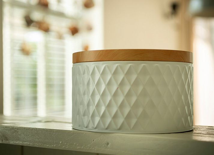 Grosszuegige Rasenflaeche mit Basketballkorb im Ferienhaus De Zuidhoek 6 in Renesse, ideal fuer sportliche Aktivitaeten.