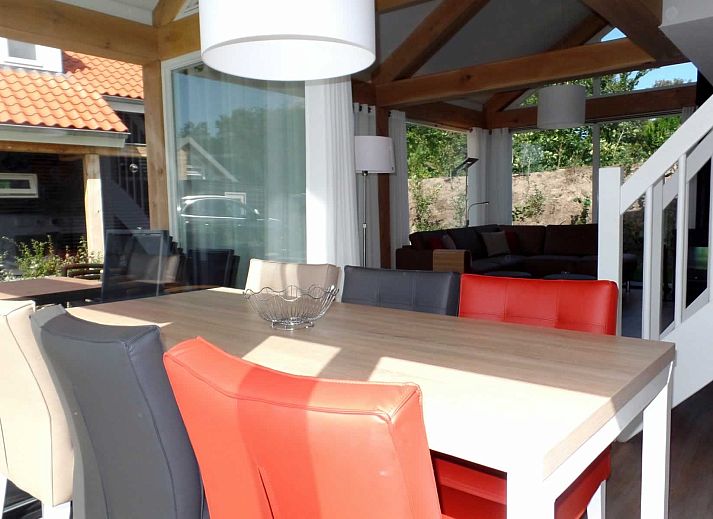 Zilvermeeuw vakantiehuis in Renesse, Zeeland met ruim terras en tuin.