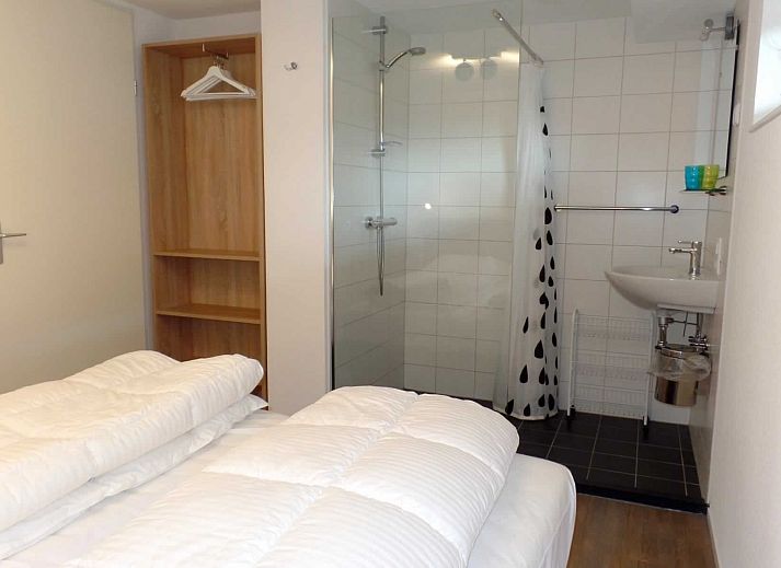 Vooraanzicht van Vakantiehuis Zonnedorp 2, Zilvermeeuw in Renesse, omringd door natuur.