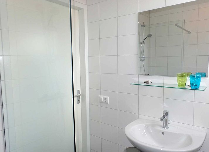 Zijaanzicht van Vakantiehuis Zonnedorp 2, Zilvermeeuw in Renesse met houten schuur.