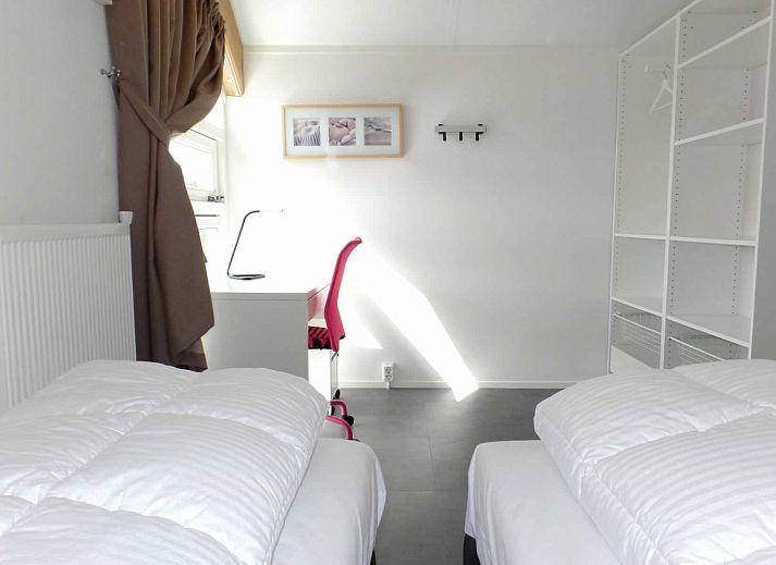 Zijaanzicht van Vakantiehuis Zonnedorp 2, Zilvermeeuw in Renesse met houten schuur.