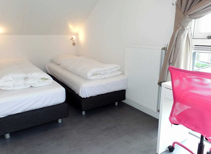 Zijaanzicht van Vakantiehuis Zonnedorp 2, Zilvermeeuw in Renesse met houten schuur.