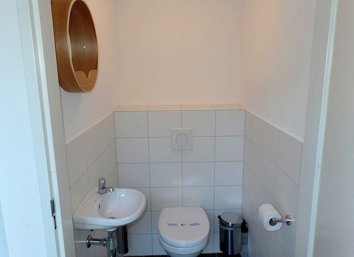 Zijaanzicht van Vakantiehuis Zonnedorp 2, Zilvermeeuw in Renesse met houten schuur.