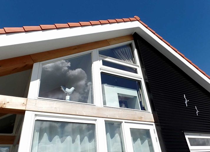 Houten paal met nummer 2 bij Vakantiehuis Zonnedorp 2, Zilvermeeuw in Renesse.