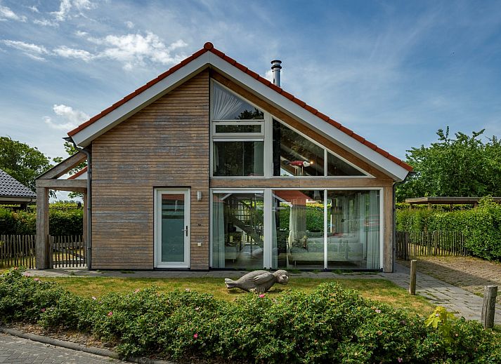 Ferienhaus Zonnedorp 8, De Zeehond in Renesse, Zeeland mit moderner Architektur und grossen Fenstern.