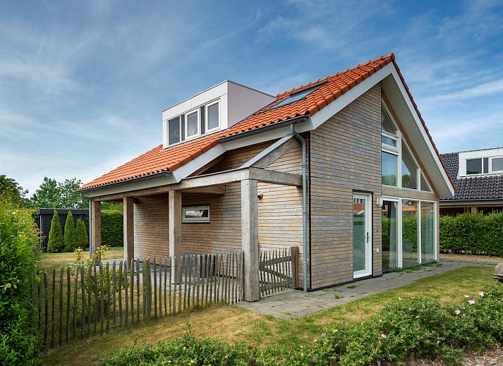 Ferienhaus Zonnedorp 8, De Zeehond in Renesse, Zeeland mit moderner Architektur und grossen Fenstern.