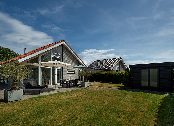 Ferienhaus Zonnedorp 8, De Zeehond in Renesse, Zeeland mit moderner Architektur und grossen Fenstern.
