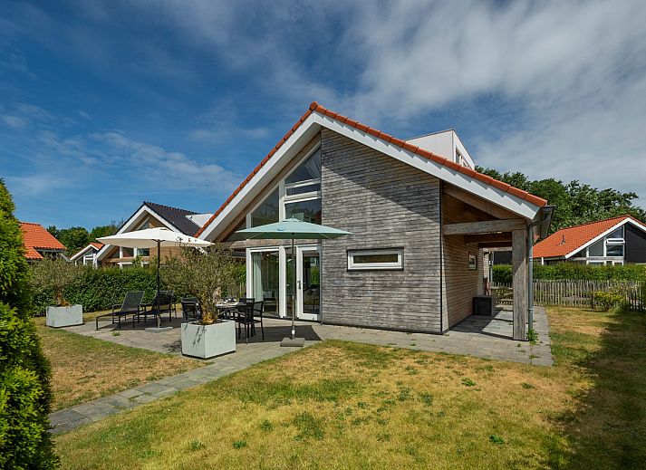 Ferienhaus Zonnedorp 8, De Zeehond in Renesse, Zeeland mit moderner Architektur und grossen Fenstern.
